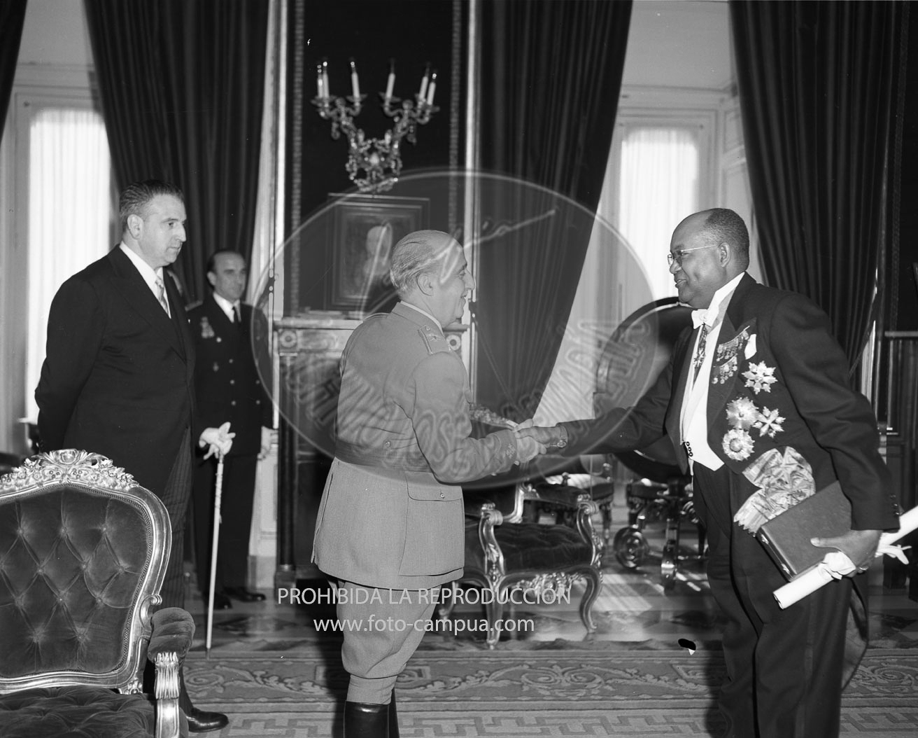 Franco recibe la Gran Banda de la Estrella de Africa