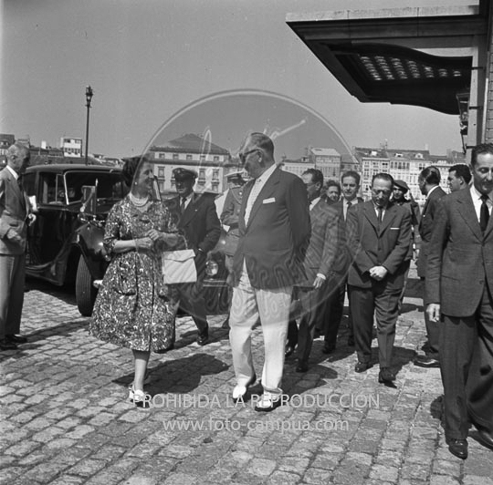 Franco y Dª Carmen llegan al Club Náutico de La Coruña