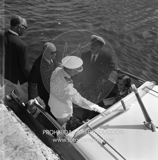 Franco y Dª Carmen llegan al Club Náutico de La Coruña