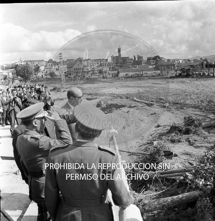 Franco visita las zonas inundadas de Barcelona