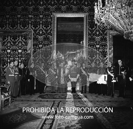 Imposición de la bierreta cardenalicia al D. Angel Herrera Oria