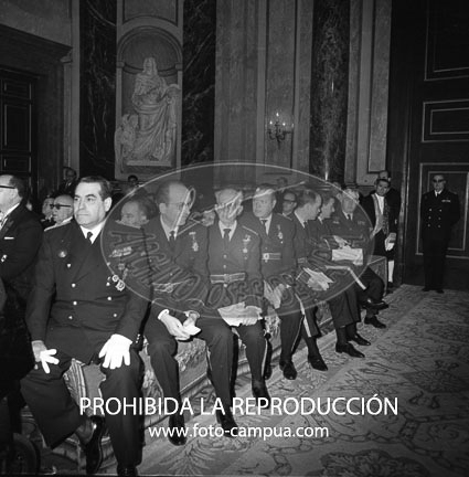 Imposición de la bierreta cardenalicia al D. Angel Herrera Oria