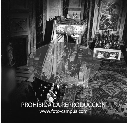 Imposición de la bierreta cardenalicia al D. Angel Herrera Oria