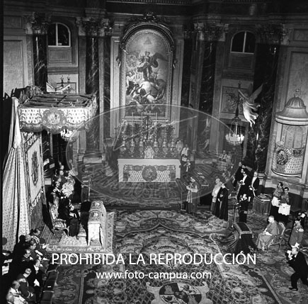 Imposición de la bierreta cardenalicia al D. Angel Herrera Oria