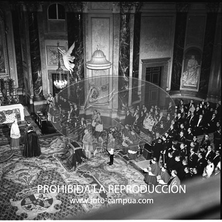 Imposición de la bierreta cardenalicia al D. Angel Herrera Oria