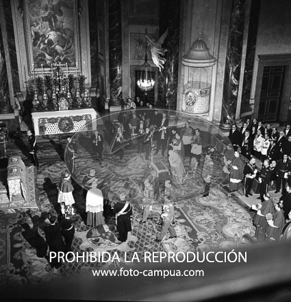 Imposición de la bierreta cardenalicia al D. Angel Herrera Oria