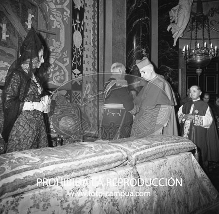 Imposición de la bierreta cardenalicia al D. Angel Herrera Oria