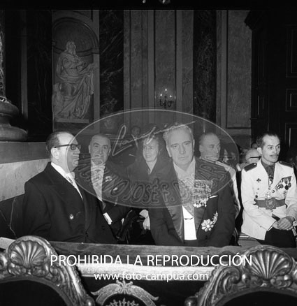 Imposición de la bierreta cardenalicia al D. Angel Herrera Oria