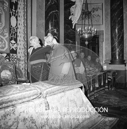 Imposición de la bierreta cardenalicia al D. Angel Herrera Oria