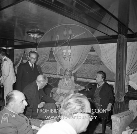 Franco entrega la bandera a la trainera de Lasarte