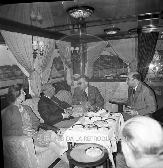Franco entrega la bandera a la trainera de Lasarte
