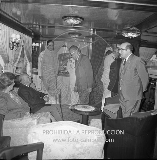 Franco entrega la bandera a la trainera de Lasarte