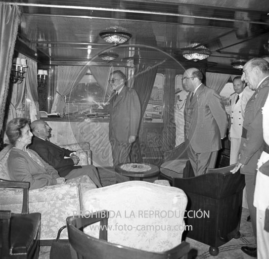 Franco entrega la bandera a la trainera de Lasarte
