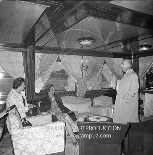 Franco entrega la bandera a la trainera de Lasarte