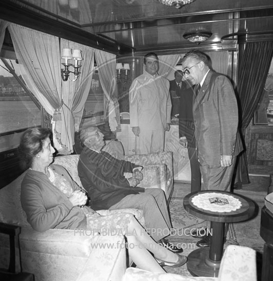 Franco entrega la bandera a la trainera de Lasarte