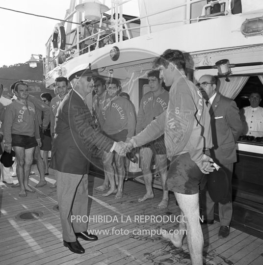 Franco entrega la bandera a la trainera de Lasarte