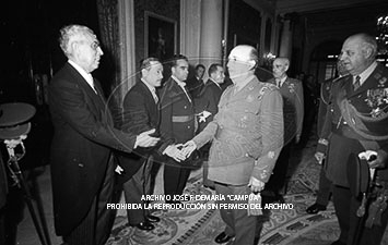 Audiencia en el Palacio de Pedralbes a la Junta Directiva de la Hermandad de Alféreces Provisionales de Barcelona.