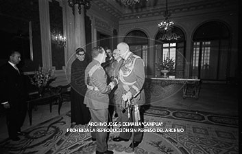 Audiencia en el Palacio de Pedralbes a la Junta Directiva de la Hermandad de Alféreces Provisionales de Barcelona.
