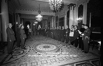 Audiencia en el Palacio de Pedralbes a la Junta Directiva de la Hermandad de Alféreces Provisionales de Barcelona.
