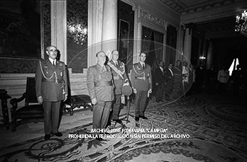 Audiencia en el Palacio de Pedralbes a la Junta Directiva de la Hermandad de Alféreces Provisionales de Barcelona.