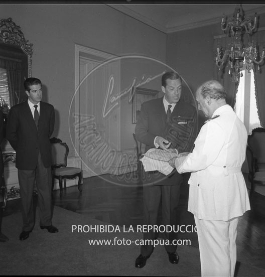 Franco recibe en San Sebastián a la Directiva del Club Náutico