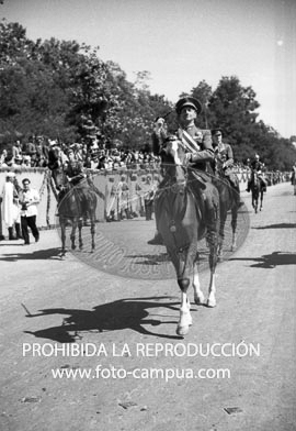 Desfile primer aniversario de la liberación de Madrid