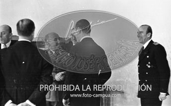 Franco recibe a los empresarios del cava catalán que le obsequian con una muestra de sus productos. 4 de junio 1948