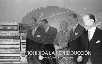 Franco recibe a los empresarios del cava catalán que le obsequian con una muestra de sus productos. 4 de junio 1948