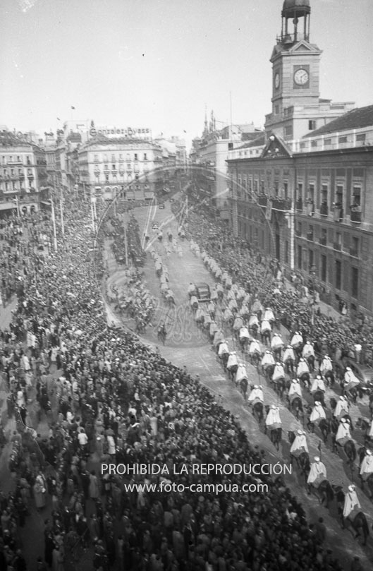 Apertura del periodo de Cortes Españolas. Franco en La Puerta del Sol