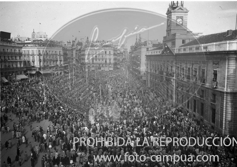 Apertura del periodo de Cortes Españolas. Franco en La Puerta del Sol