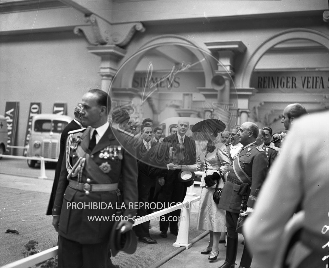 Franco visita la exposicion de Montjuich