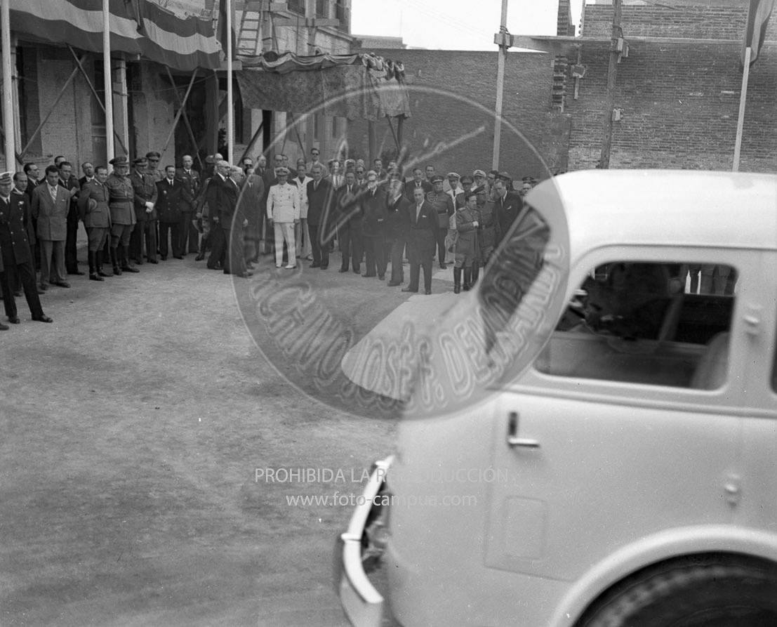 Franco visita la Fabrica de Autocamiones
