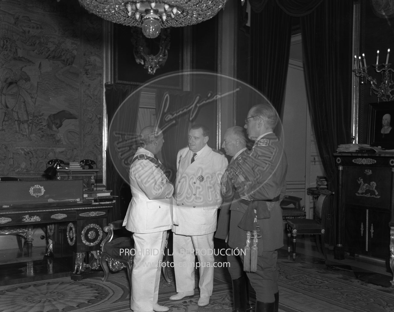 Franco con sus jefes de las casas civil y militar