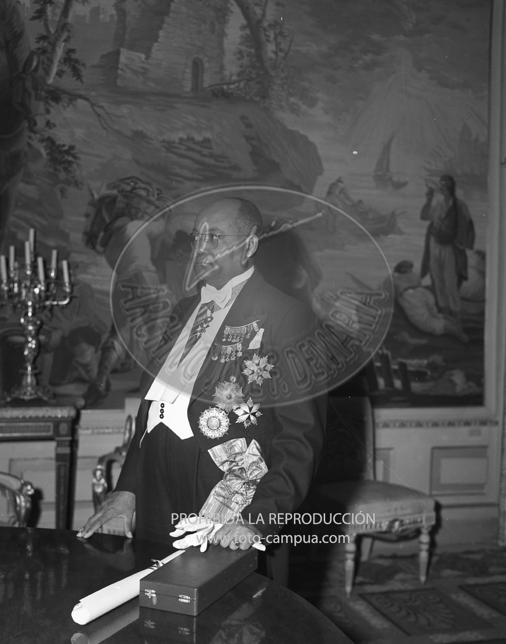 Franco recibe la Gran Banda de la Estrella de Africa