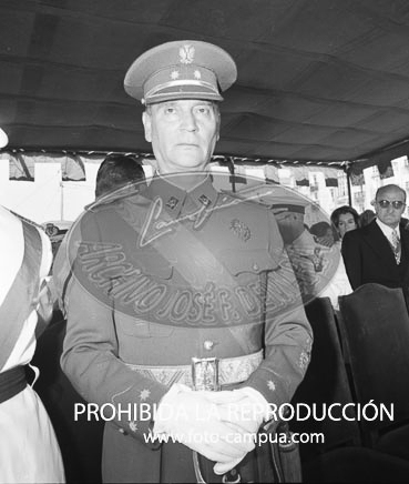 Imposición de la Cruz Laureada de San Fernando al Tte Coronel Palacios