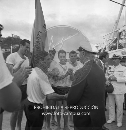 Franco entrega la Bandera a Pedreña